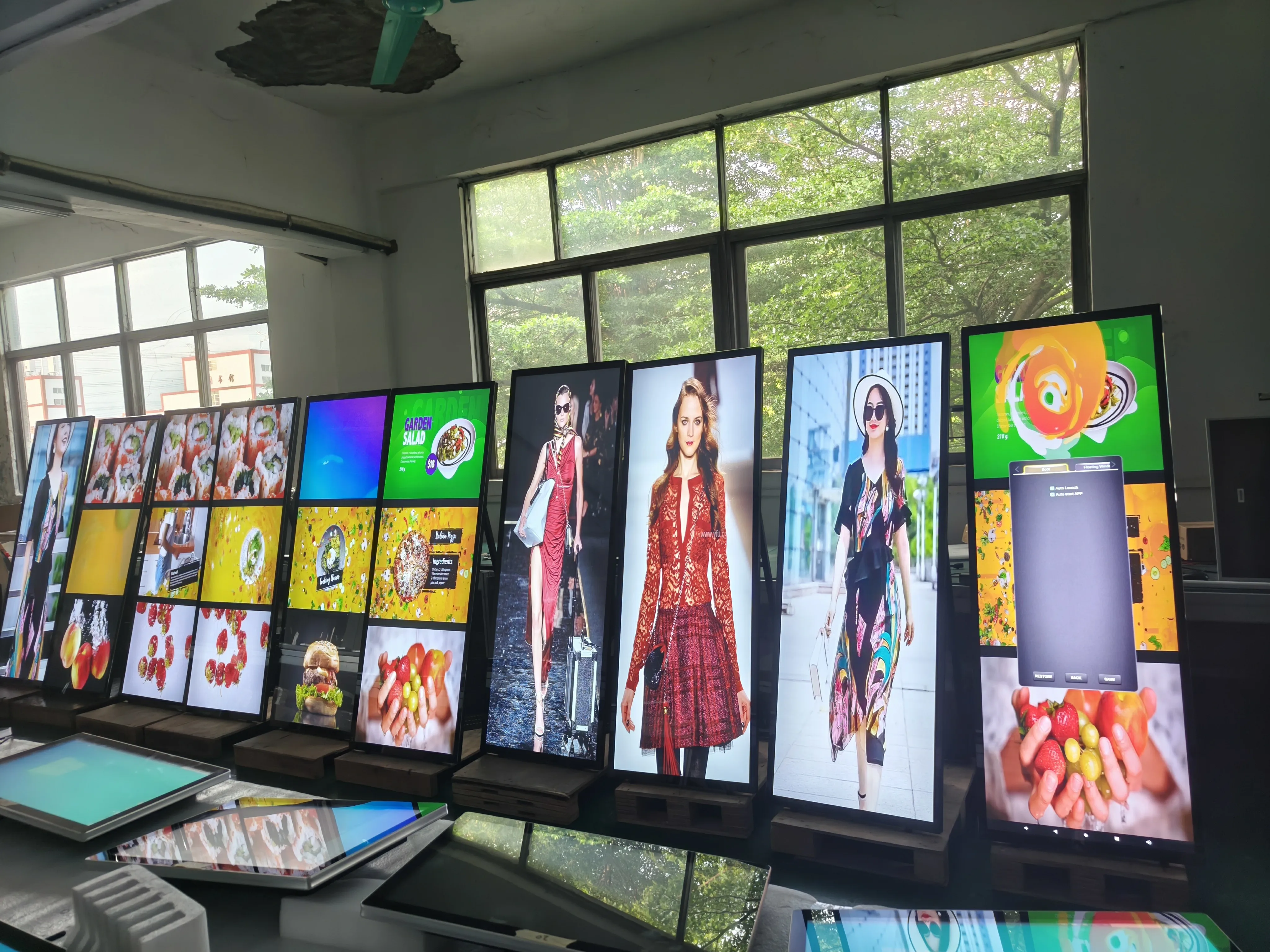 75 بوصة نوع كامل الشاشة 4K LCD الإعلان لافتات رقمية المحمولة الطابق الدائمة