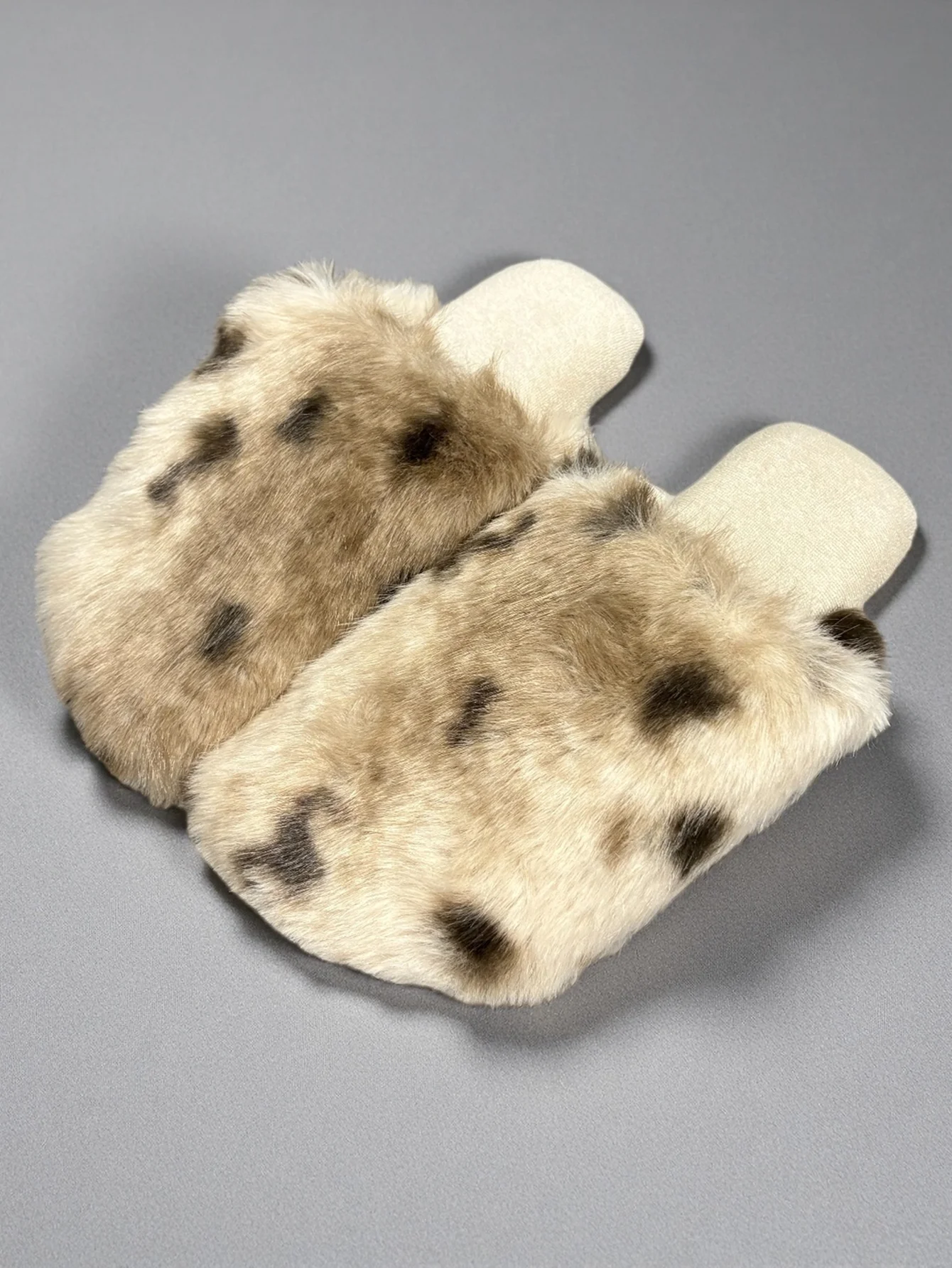 

Leopard print women's indoor slippers are suitable for keeping warm during indoor business trips