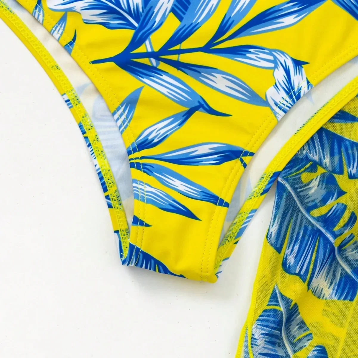 ชุดว่ายน้ำบิกินี่ลายใบไม้เอวสูง พร้อมผ้าคลุมตาข่าย ดีไซน์กระชับสัดส่วน สไตล์ใหม่ล่าสุดสำหรับผู้หญิง