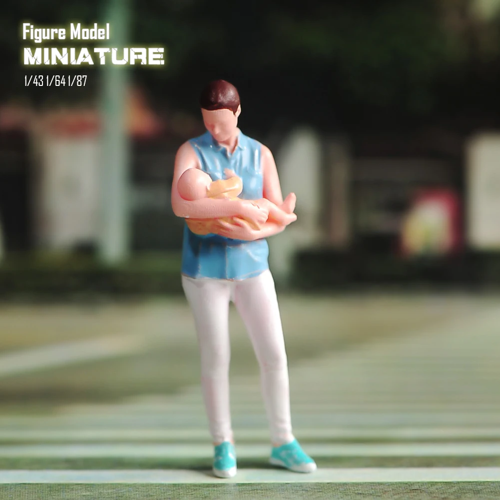 Bemalte Miniaturen Modell 1/43 1/64 1/87 Eine große Mutter hält ihr Kind in ihren Armen Unbemalte Figur Modell Spielzeug Ansicht Dekoration