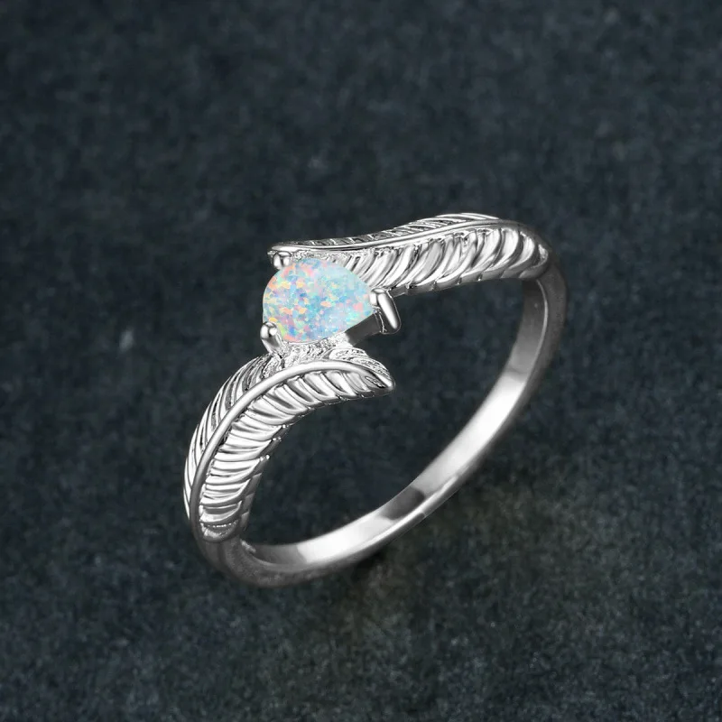 2026 Elegant New Personalized Retro Style Gold Water Droplet Three Claw White Australian Treasure Women's Versatile Ring