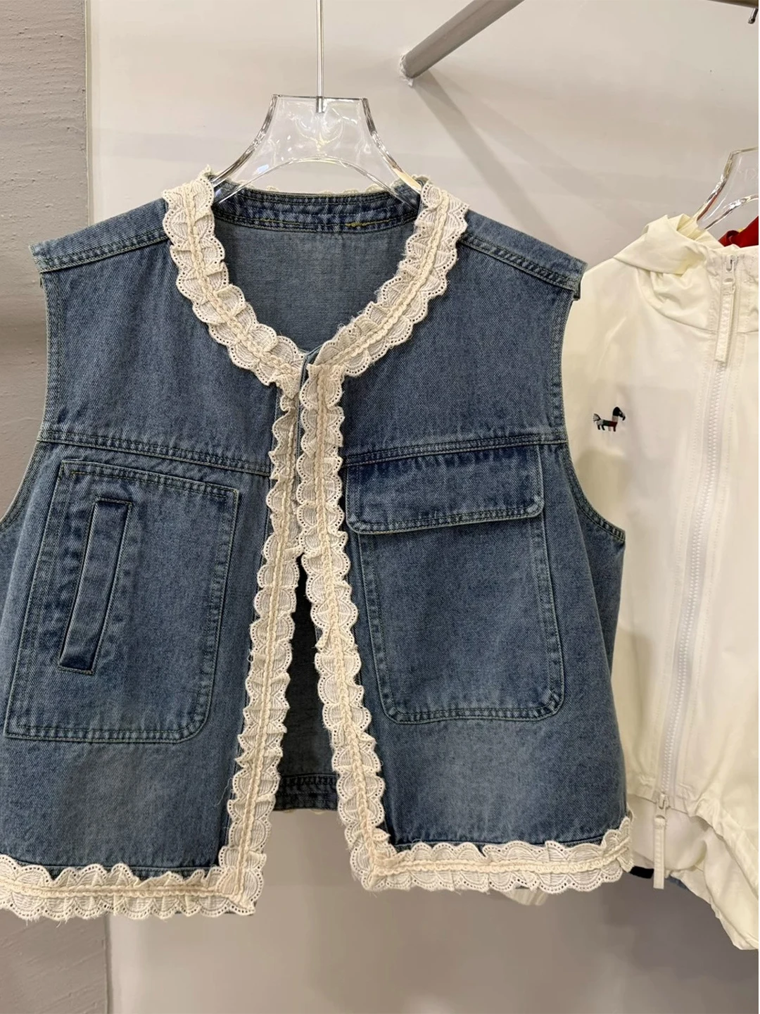 

Faionable Lace Trim Denim Vest Women's Loose Slimming Top Spring Autumn Casual V-Ne Single Button Closure Color