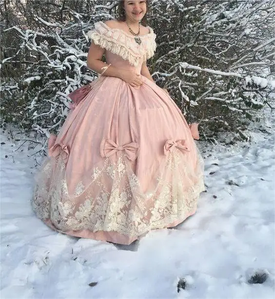 1865s Victorian Civil War Princess Ball Gown Historical Pink Puffy Lace Floral Dress Off Shoudler Evening Gown Tea Party Dress