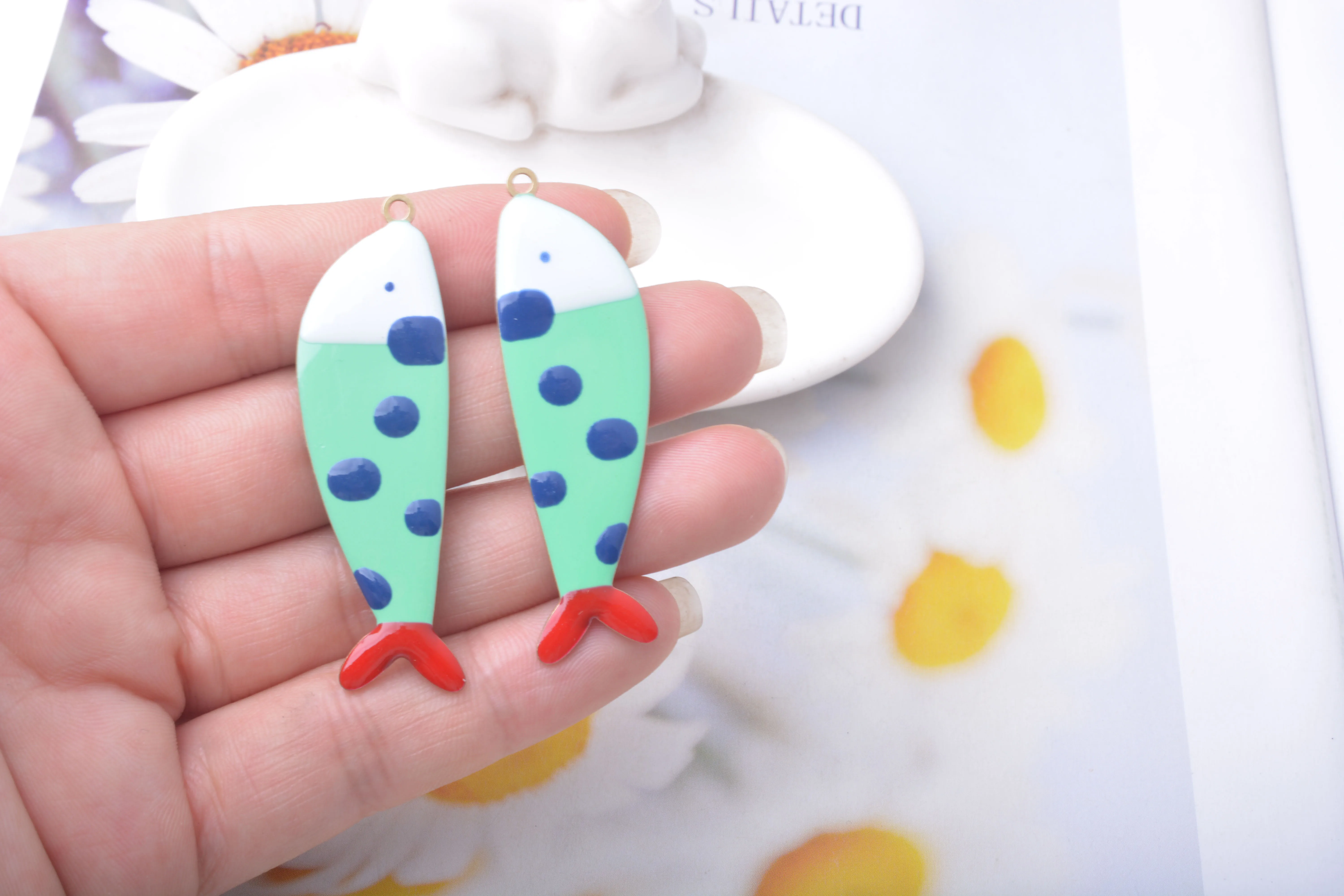 2 Stück Kupfer beidseitig geölte niedliche Fisch-Anhänger, bunte lange Halskette für Frauen, Ohrringe, Wal-Anhänger, DIY-Schmuckzubehör – Detail 11