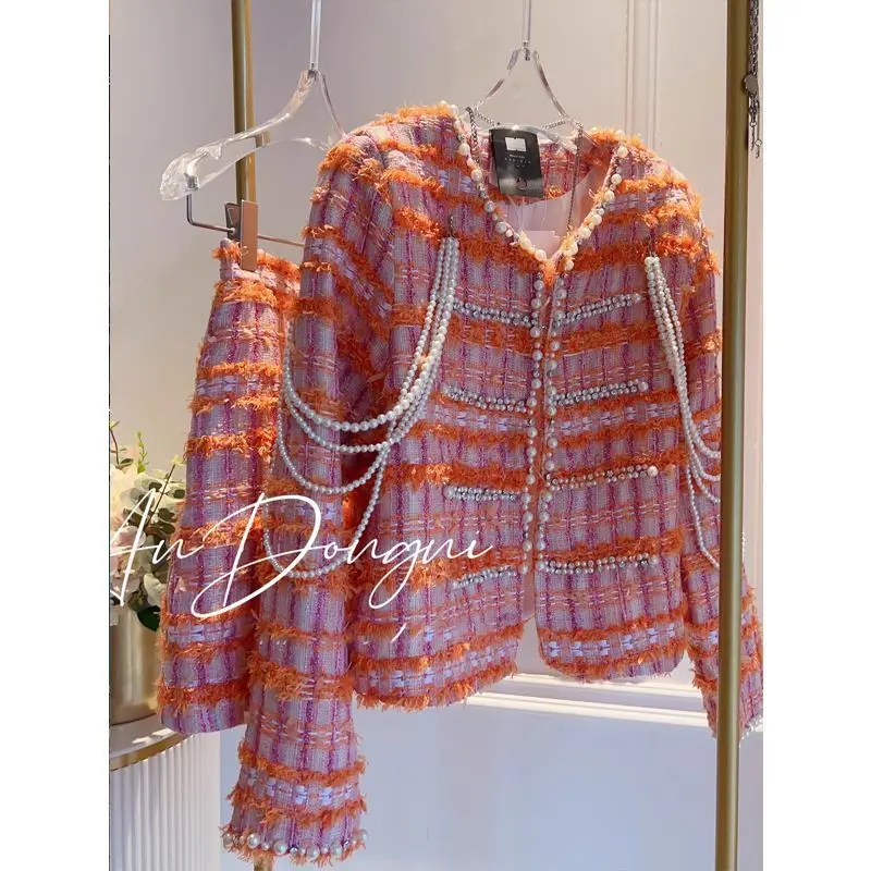 طقم بدلة تويد فاخر للسيدات أنيق بسلسلة من اللؤلؤ سترة قصيرة مطرزة + تنورة صغيرة نحيفة منقوشة مكونة من قطعتين