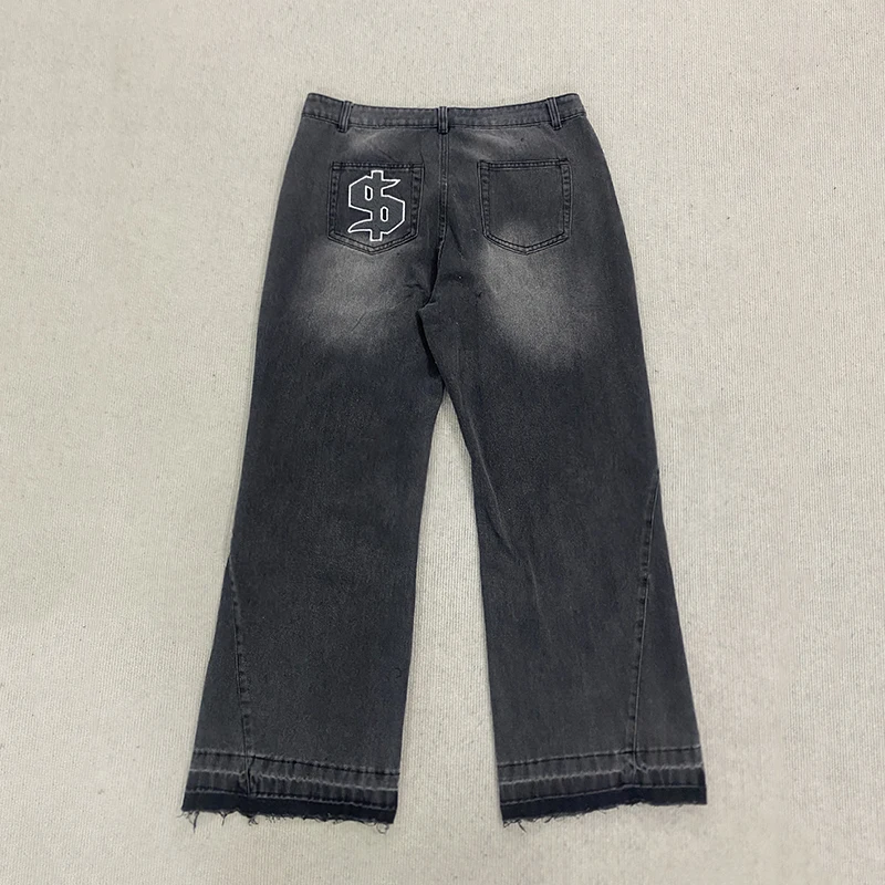 

Весенние джинсы в стиле ретро с вышивкой букв, в стиле high street, с эффектом потертости и элементами пэчворка.