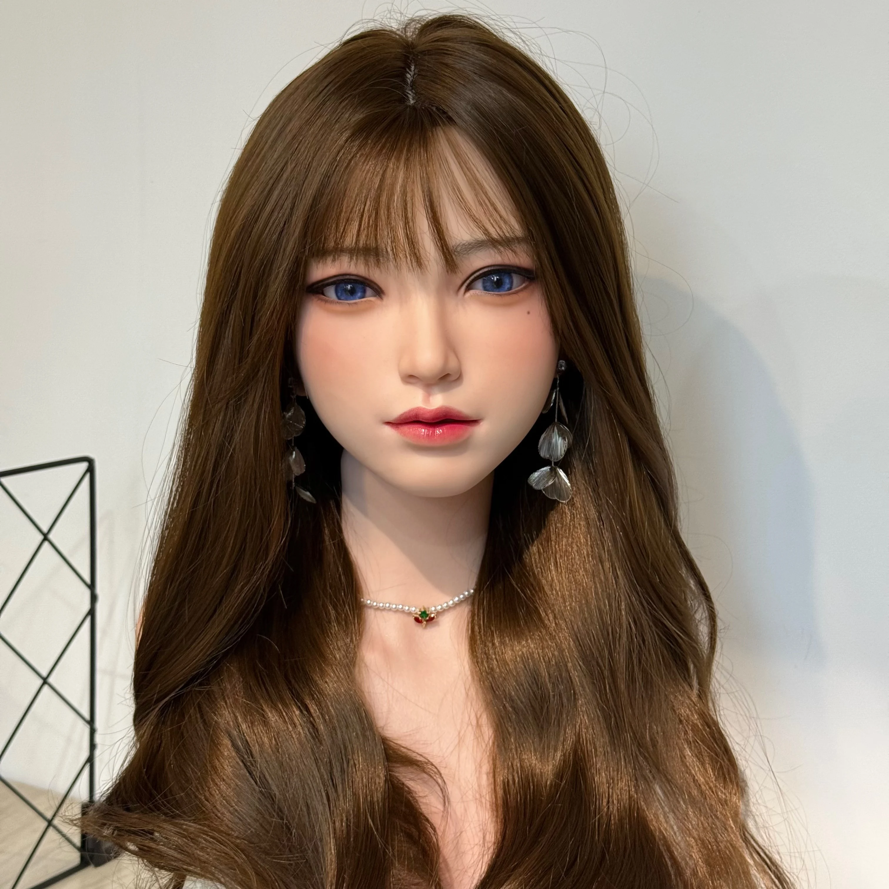 

New silicone model head, exquisite makeup, hand-transplanted hair and eyebrows, can open mouth with teeth and tongue#Color:Open