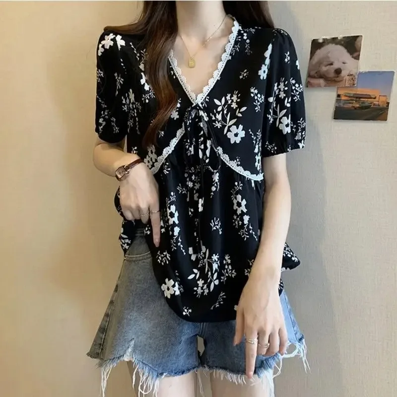 Large French Sweet V_neck Pleated Super Fairy Lace Patchwork Shirt for Women's Loose Slimming Flesh Covering Unique Trendy Top