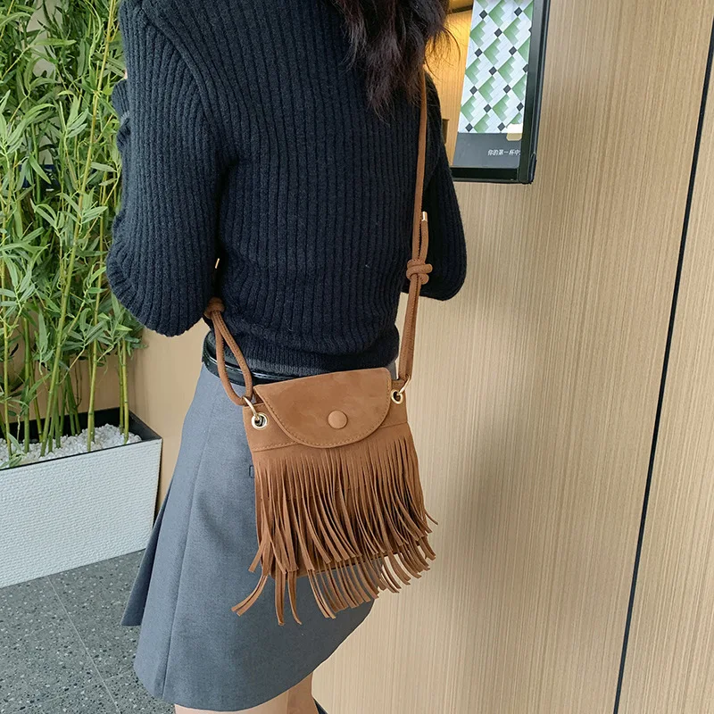 Trendige Leder-Umhängetasche mit Quaste, einfarbig, für Damen, Messenger-Tasche mit Fransen-Design und verstellbarem Riemen, Alltags-Umhängetasche – Detail 17