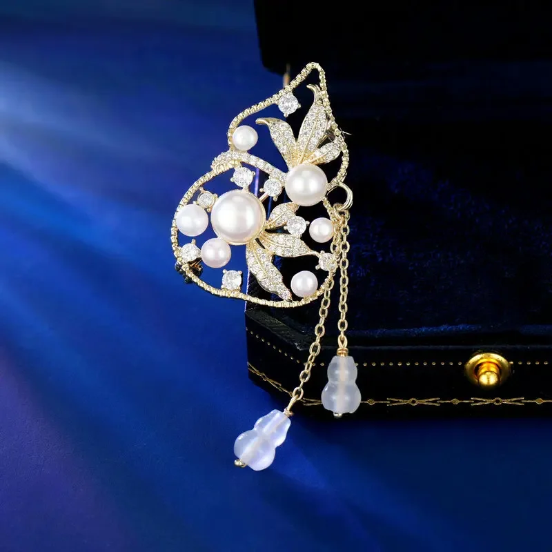 

2025Elegant and refined cheongsam brooch for women, freshwater pearl, and lucky gourd brooch