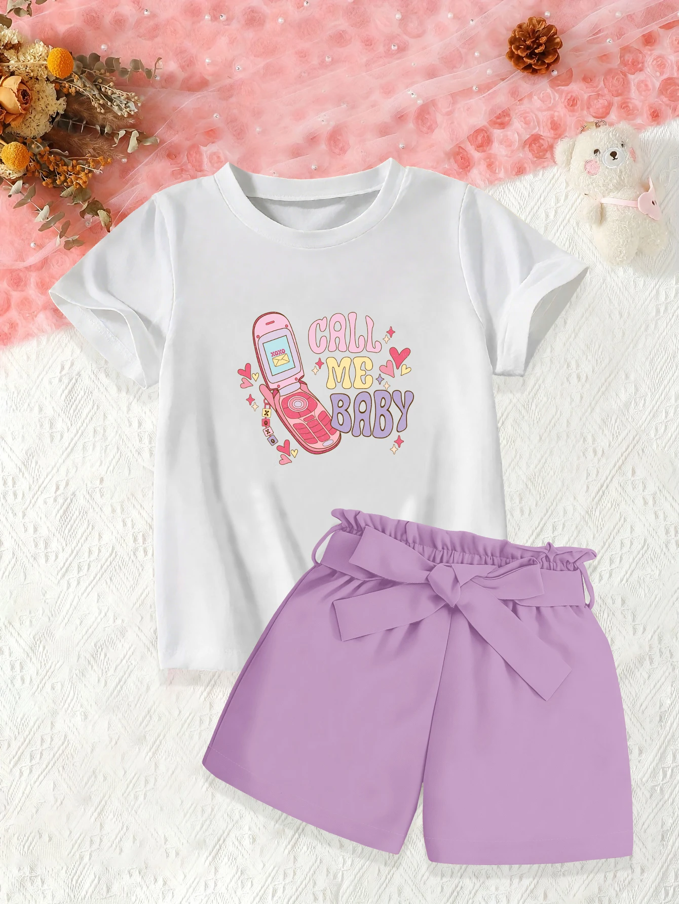 

Комплект из 2 предметов: летний комплект из тканых шорт и футболки с коротким рукавом для девочек на День святого Валентина, с мультяшным принтом в виде телефона и бантом.