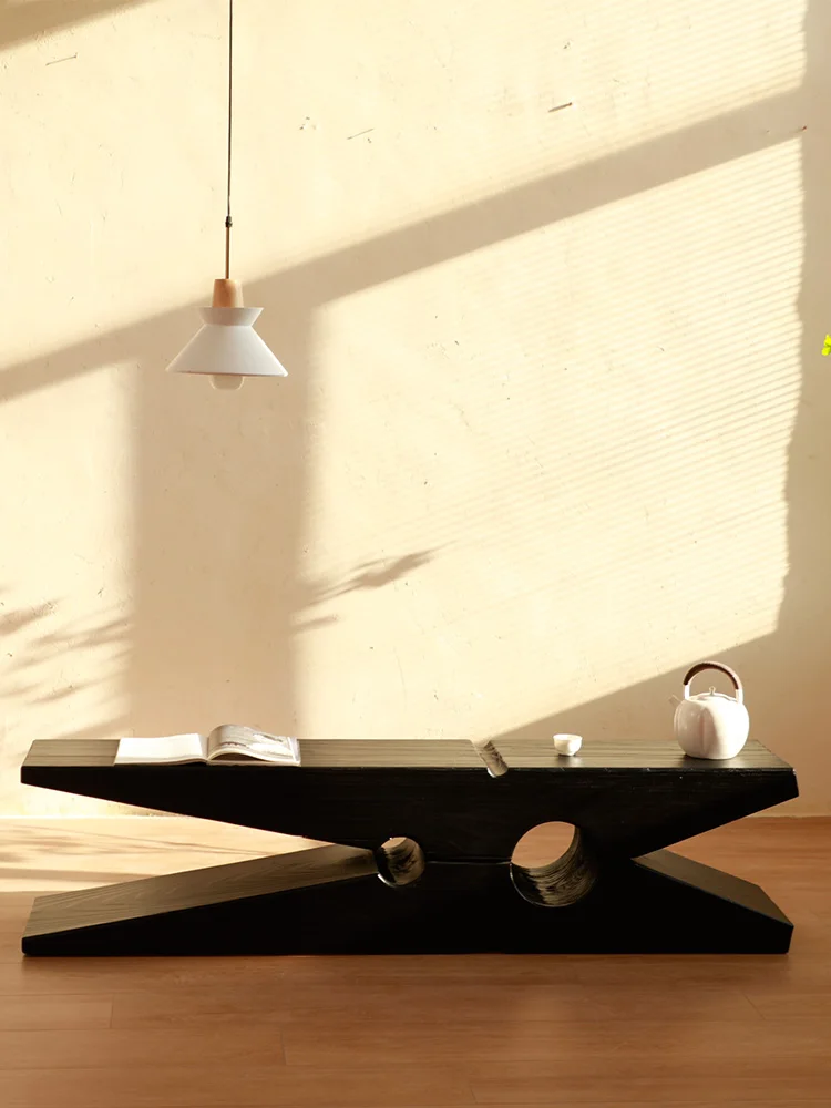 Ławka z karbonizowanego czarnego drewna, cała ławka z litego drewna, drewniany stołek do zmiany butów przy wejściu w stylu wabi-sany.