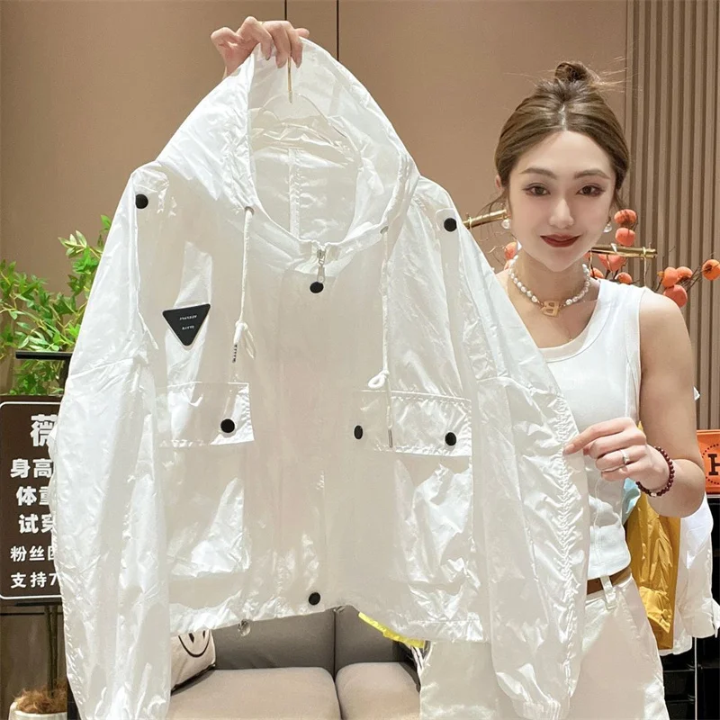 Nueva ropa de protección solar para mujer verano 2025 nueva gorra grande informal versátil suelta delgada a prueba de viento chaqueta resistente a los rayos UV abrigo Top