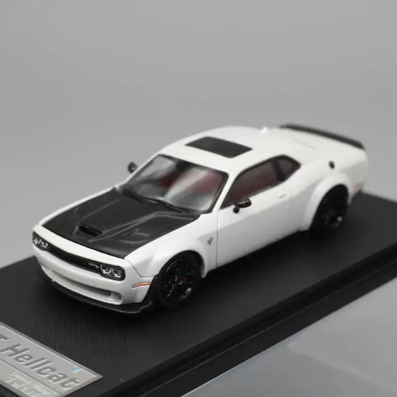 

In stock: 1:64 Hellcat SRT die-cast simulation alloy car model, boys' festival gift toy, adult collectible decorative item.
