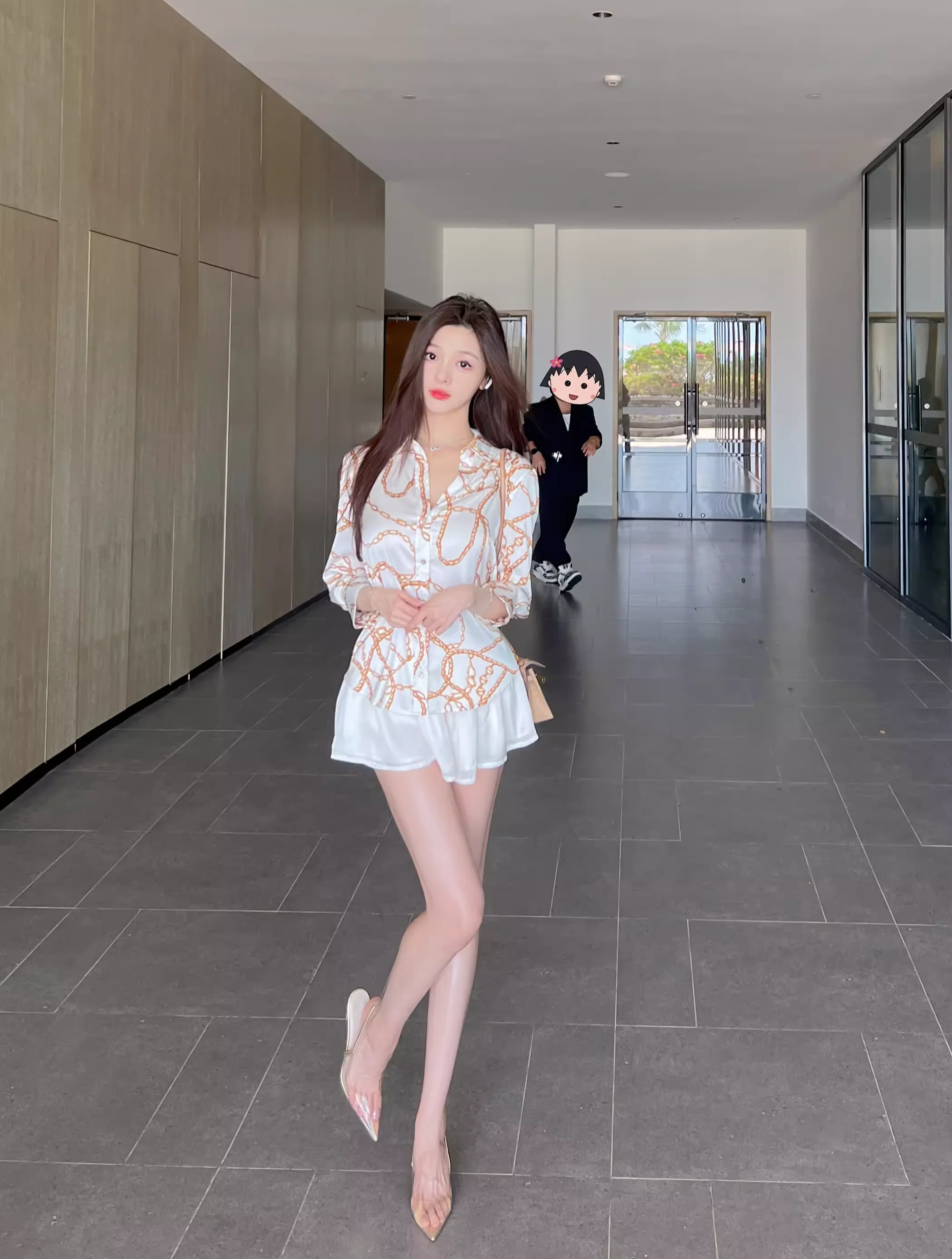 

Белая юбка-трапеция с принтом и отложным воротником, свободного кроя, из полиэстера, для летнего гардероба