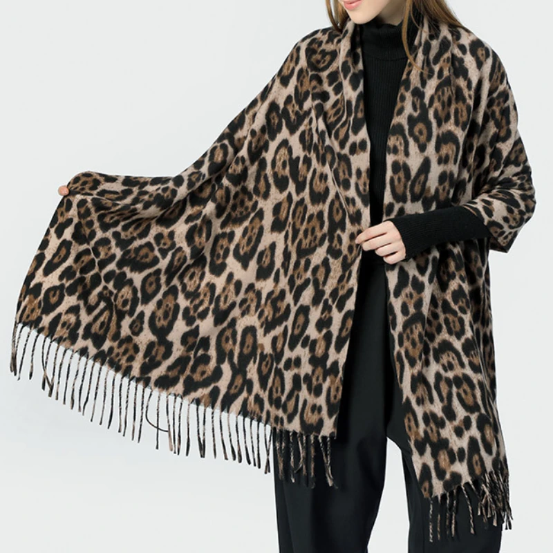 2023 New Designer Leopard Scarf Winter Warm Pashmina Shawl Luxury Cashmere Wraps Fashion Women Long Blankets Scarves Fringes