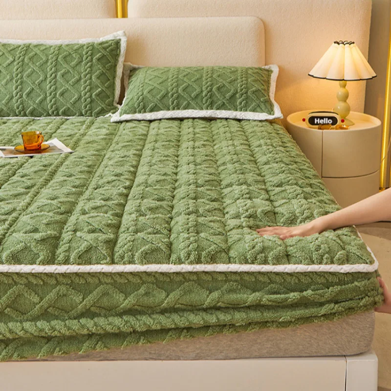 Antibacterial Milk Velvet Bed Sheet Set with 2 Pillowcases Quilted Thickened Coral Velvet Bedspread Dust Proof Cover
