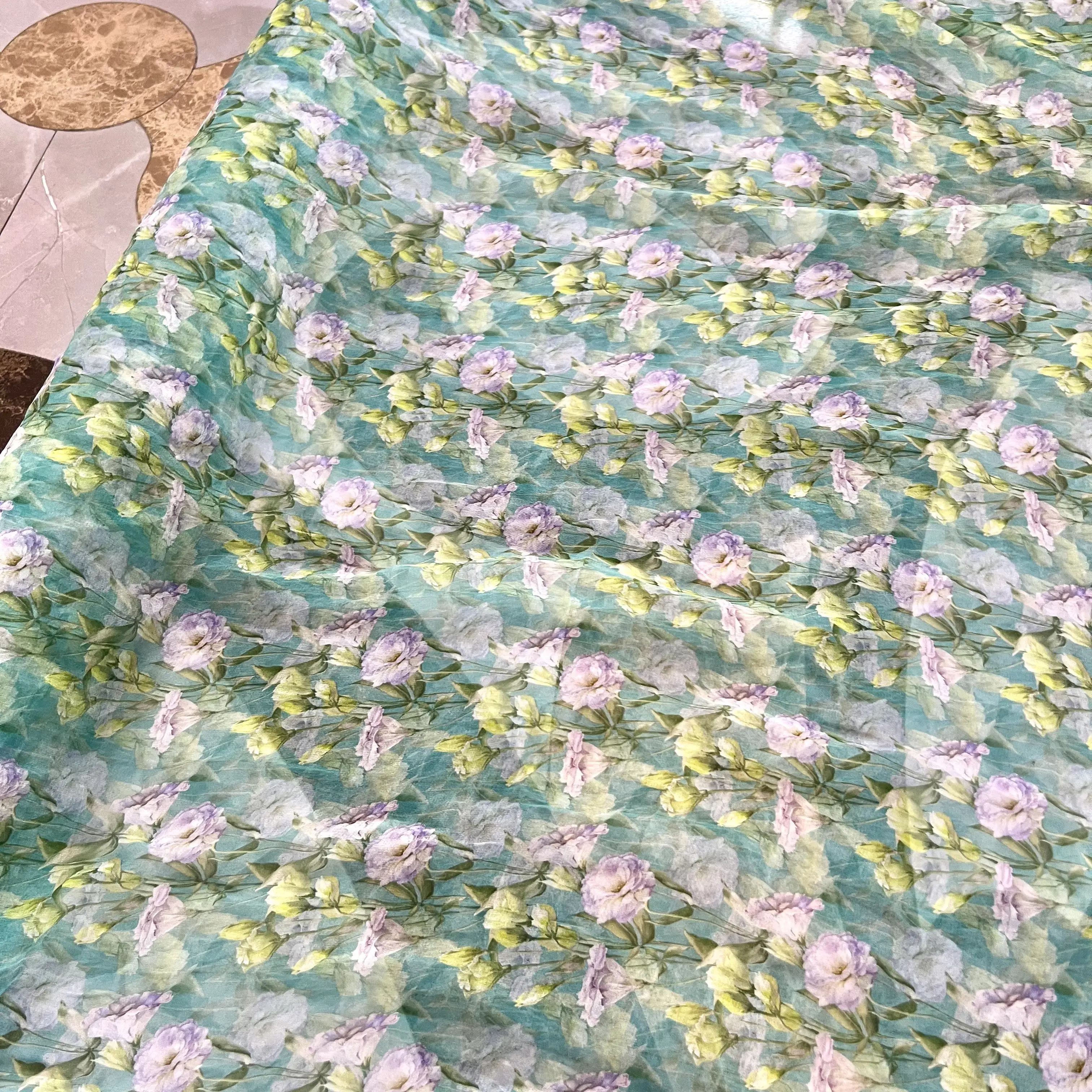 

1 метр 100% шелковой ткани из тутового шелкопряда, 12 момме, тонкий шелк-жоржет, зеленый с фиолетовым цветочным принтом, ширина 140 см (55 дюймов), продается на метры, XX308