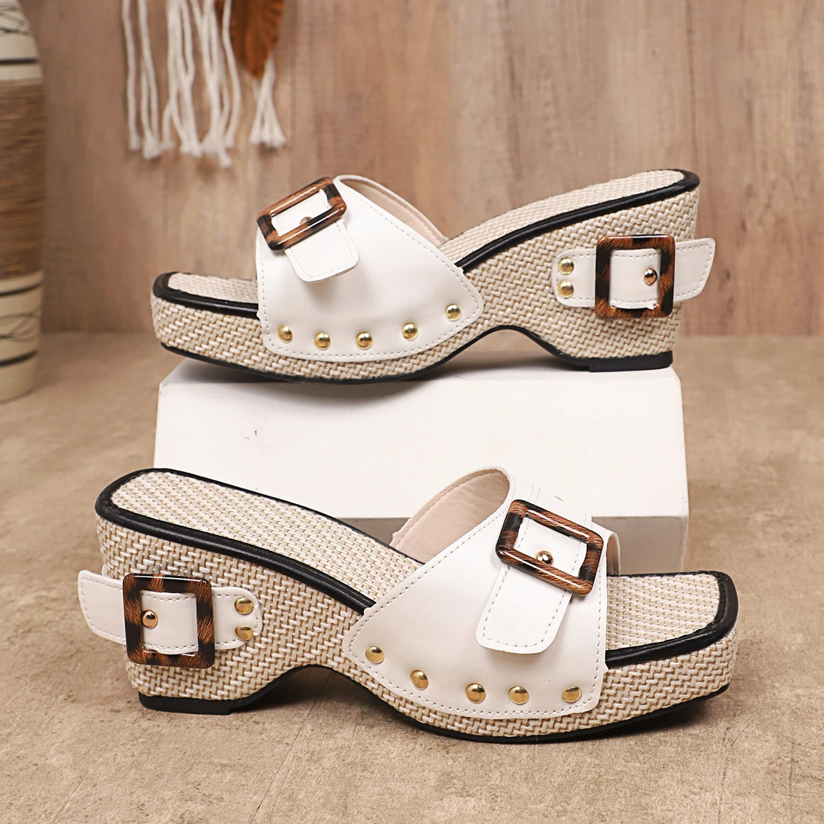 Sommer 2025, neue Damen-Sandalen, modische Keilabsätze, High Heels, besetzt, Metallschnalle, verziert, lässige römische Sandalen