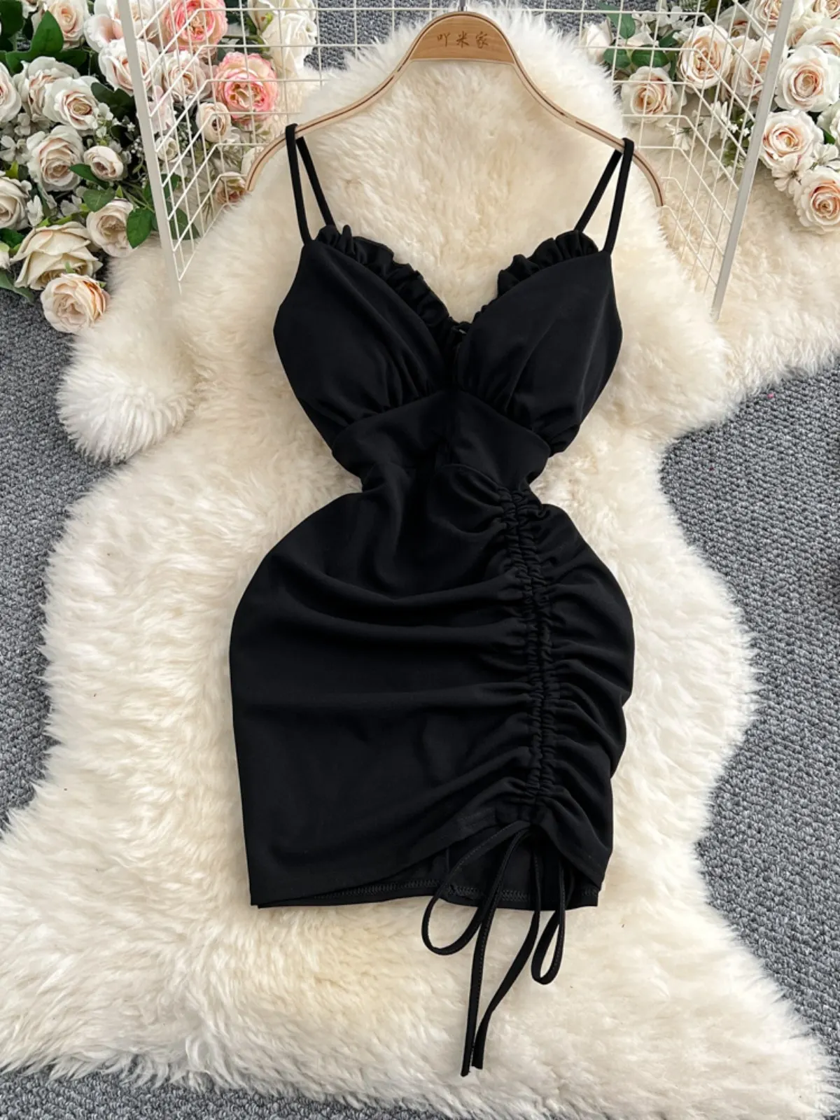 فستان Foamlina بحافة مكشكشة مثير ضيق فستان مفرغ للفتيات بقصة منخفضة فستان بحمالات للنوادي الليلية لصيف 2025 موضة كورية جديدة