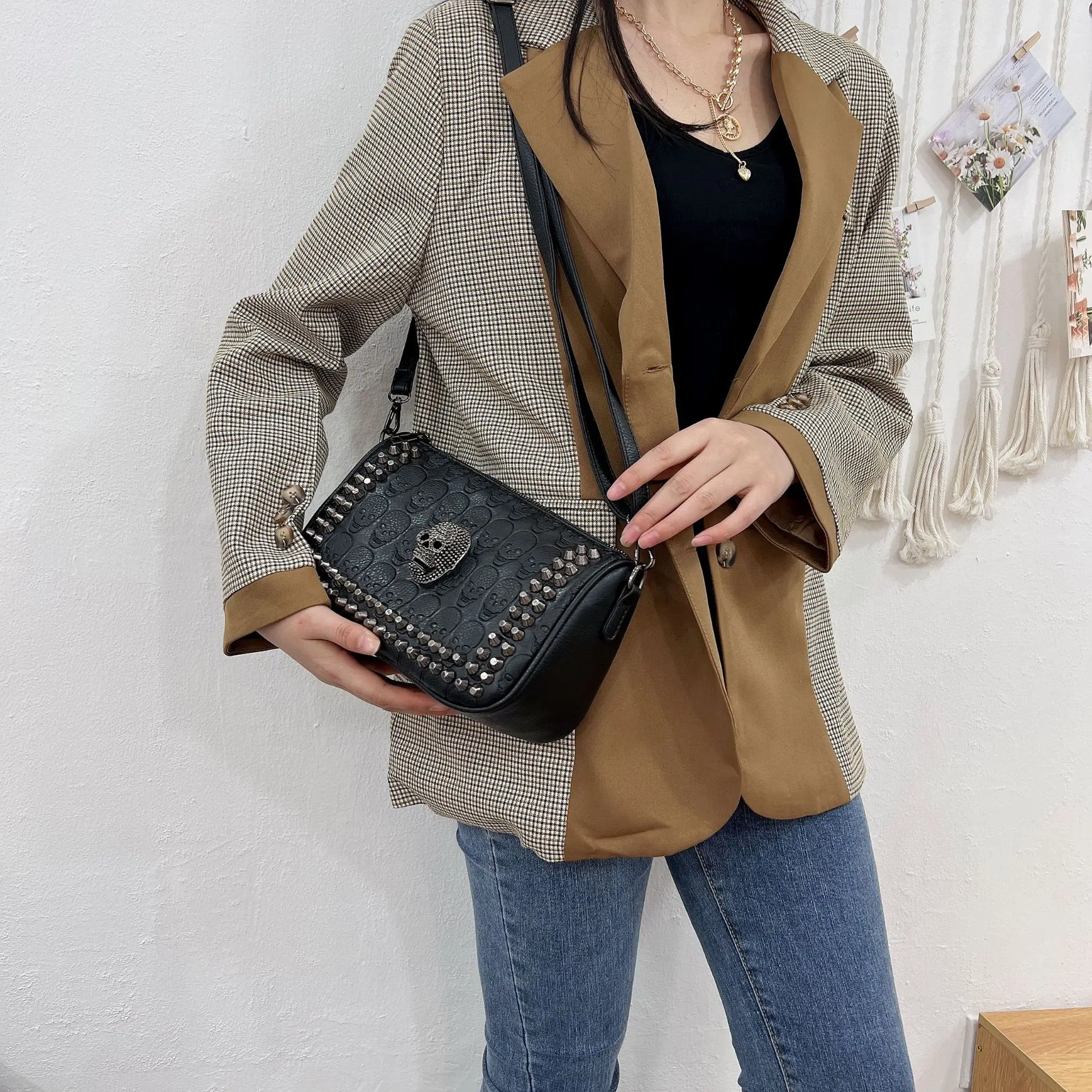 

Кожаная винтажная женская сумка через плечо с заклепками и черепами, на молнии, с регулируемым ремнем, модная женская сумка-кроссбоди, женские сумки