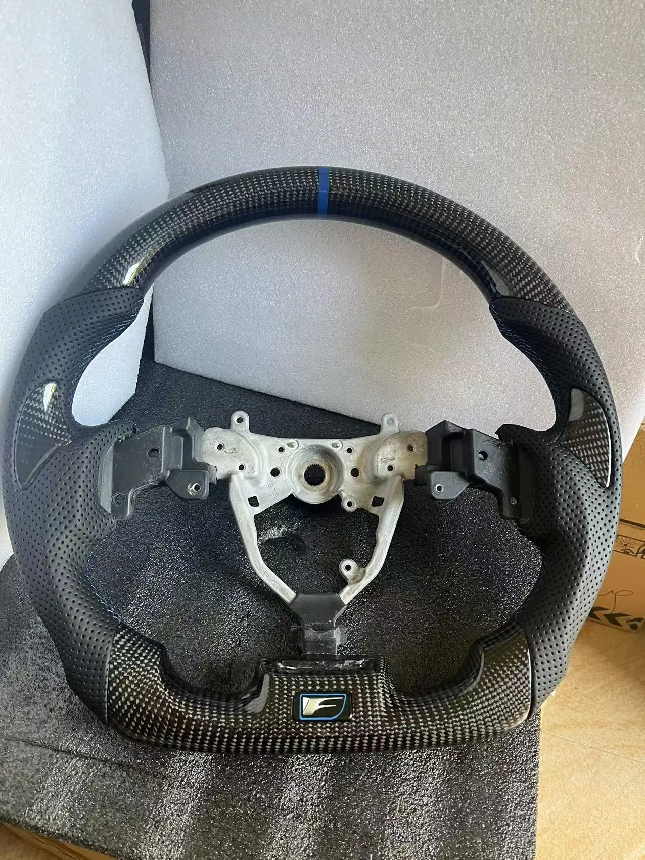 

For Lexus IS250 IS300 IS350 ISF 2008-2014 Real Carbon fiber Steering wheel Farme+Perforated leather+3,9 point Carbon fiber horn