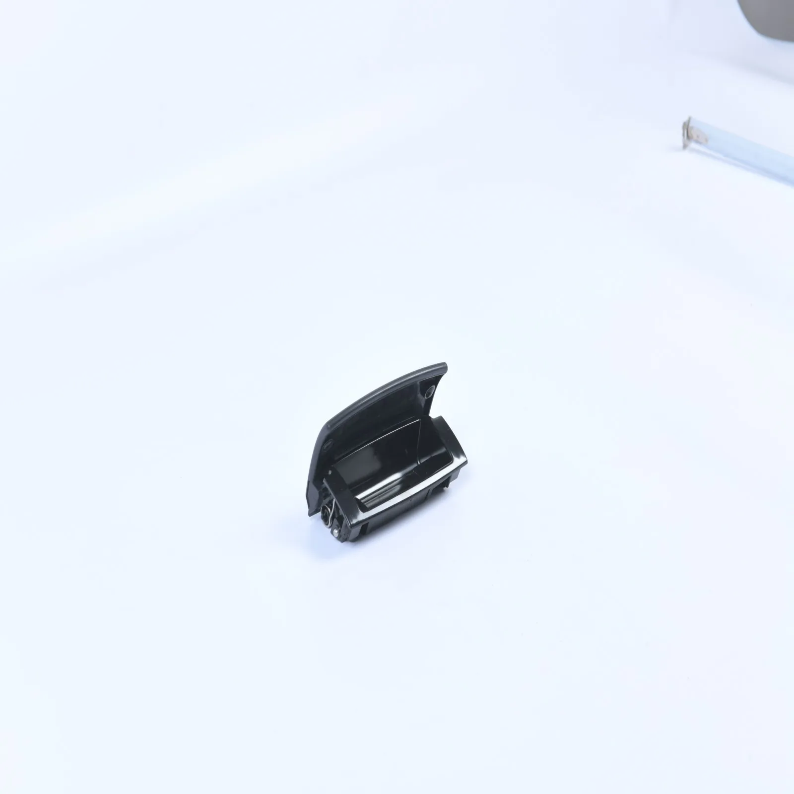 

Пепельница задней центральной консоли 8E0857961M ДЛЯ Audi A4 B6 B7 S4 Quattro 2001-2008 Черный ABS