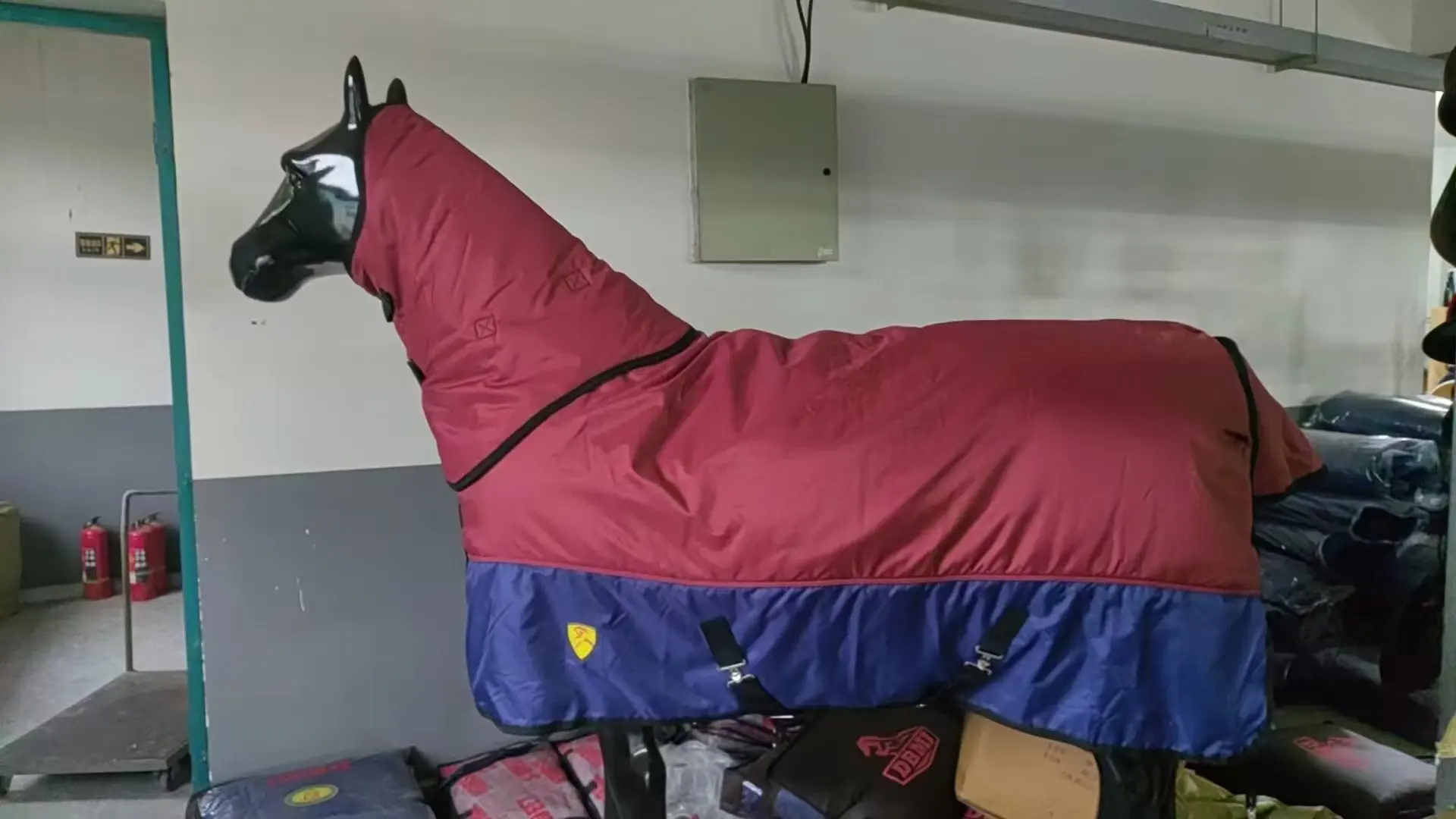 Winter Horse Rugs, Waterproof Blanket with Detachable Neck Cover, Warm and Durable Equestrian Gear