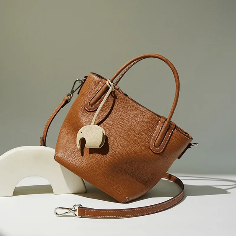 

Women's Vegetable Basket Bag Little Elephant Pendant Shoulder Messenger Bag High-end Portable Top Cowhide Women's Bucket Bag