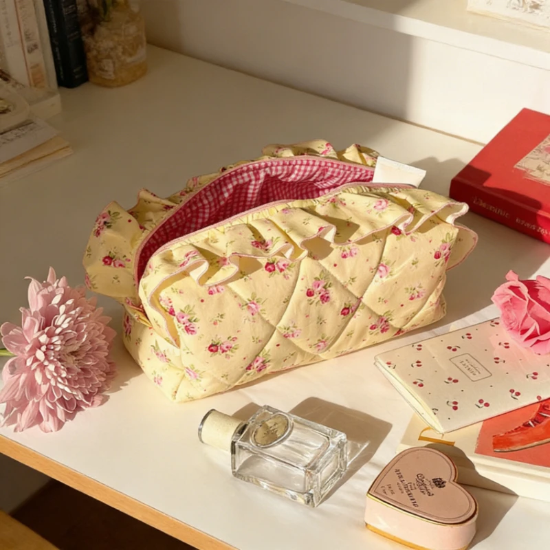 Neue Exquisite Kosmetiktaschen im Ländlichen Stil mit Niedlicher Rosa Rosenschleife, Handgefertigte Reisetaschen mit Plissiertem Rand, Karierte Gefütterte Aufbewahrungstaschen