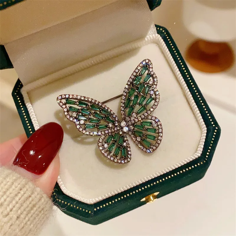 CC Vintage Brooches Imitation Columbia Green Gemstone Coat Pins Black Color Suit Pin Butterfly Shape Exquisite Corsage Gift B393