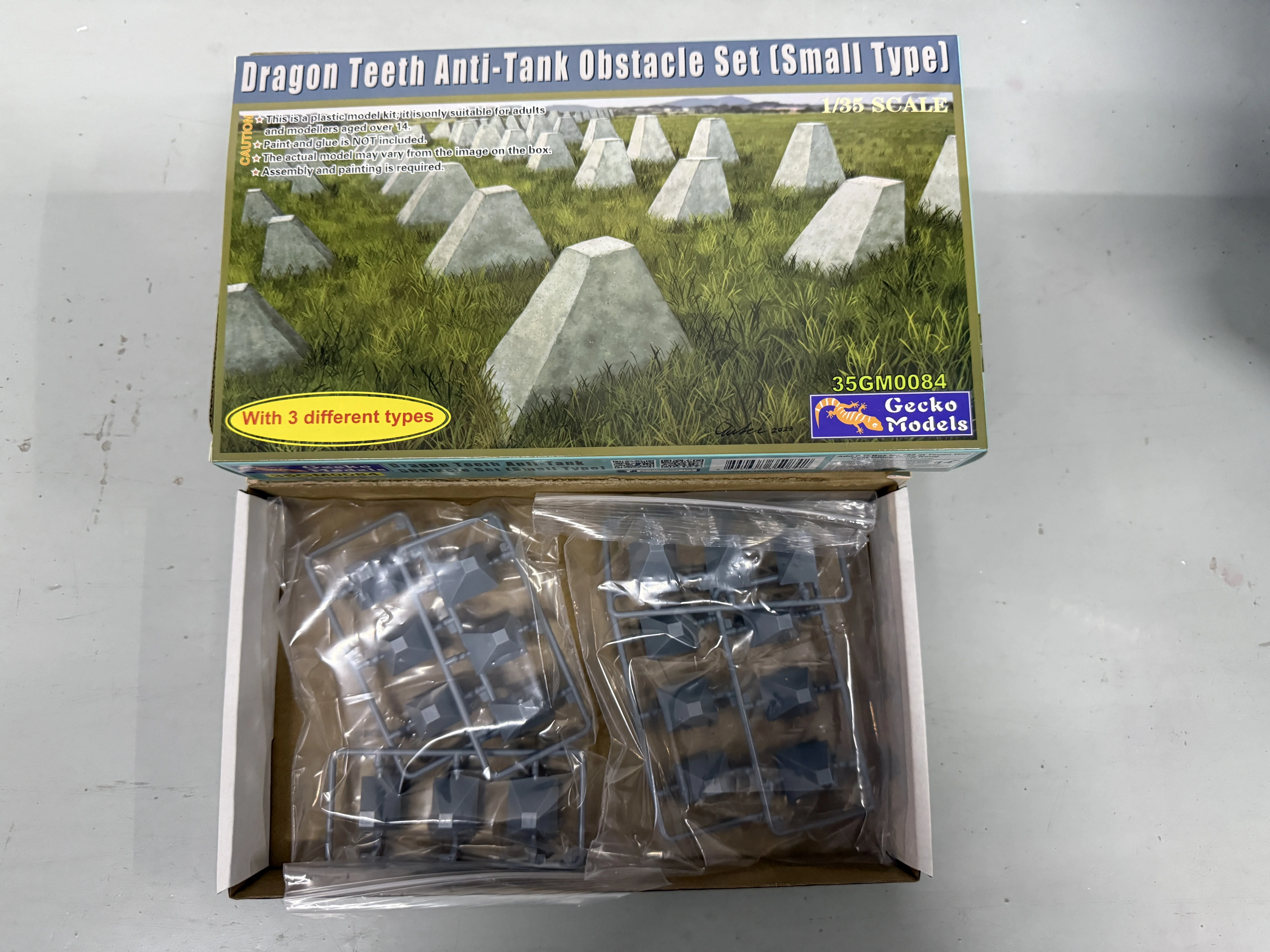 

Gecko 1/35 35GM0084 Dragon Teeth Anti Tank Obstacle model building kits,for birthday toys, collectible gifts