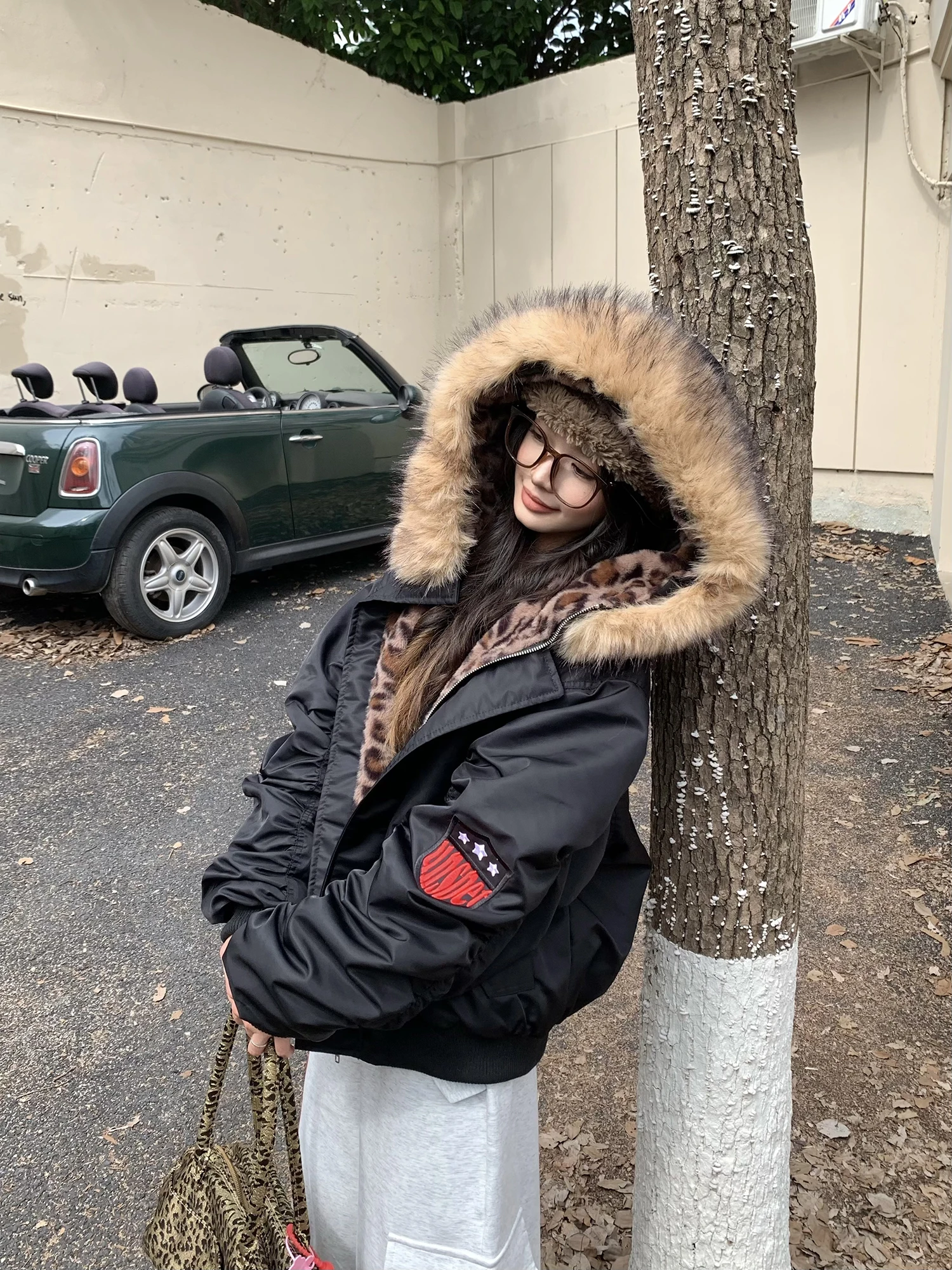 

Ретро-куртка в американском стиле, утепленная, женская, свободного кроя, с капюшоном, хлопковая, с меховым воротником, длинными рукавами, на молнии, цветная