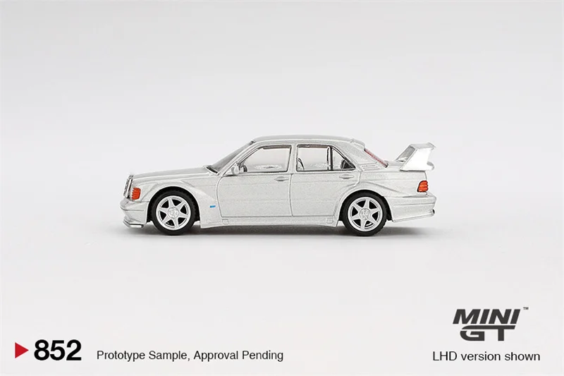 

Коллекционная модель автомобиля MINI GT 1:64 190E 2.5-16 Evolution II Astral Silver LHD / i7 xDrive60 Tanzanite Alloy