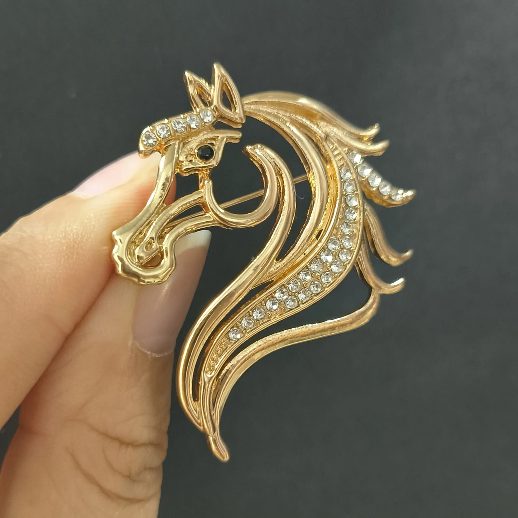 

Fashion Rhinestone Horse Brooches for Women Zodiac Animal Pin Keychain Event Party New Year Gifts Jewelry Decoration Accessories