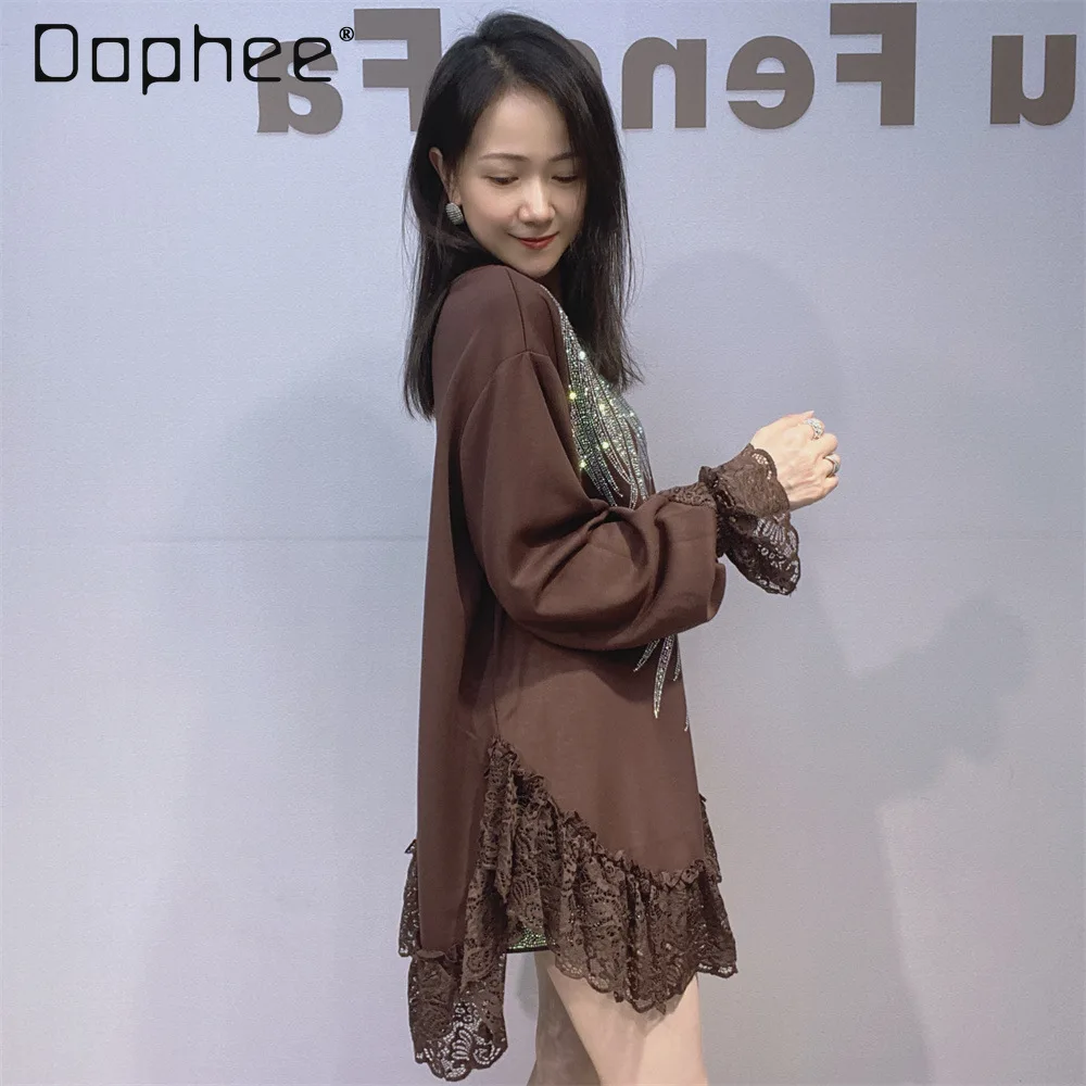 

Осенний новый топ с длинными рукавами, женская кружевная лоскутная футболка трапециевидной формы с круглым вырезом и стразами, модная черная футболка со стразами 2025