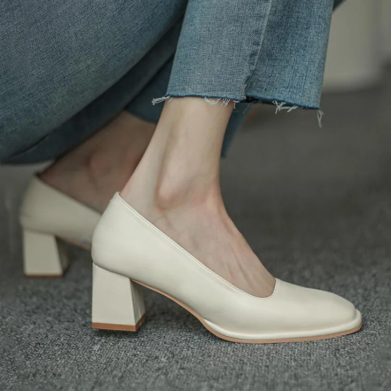 Letnie obuwie damskie na wysokim obcasie dla kobiet 2024 Square Toe Pumps Moccasins Office on Heeled White Casual Slip Non Spring