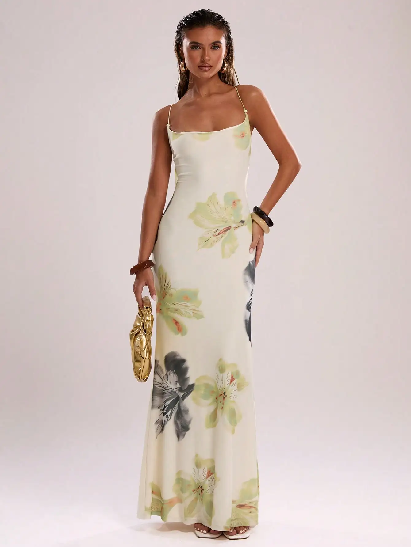 

Элегантное платье макси на тонких бретелях с цветочным принтом и подолом в форме русалки
