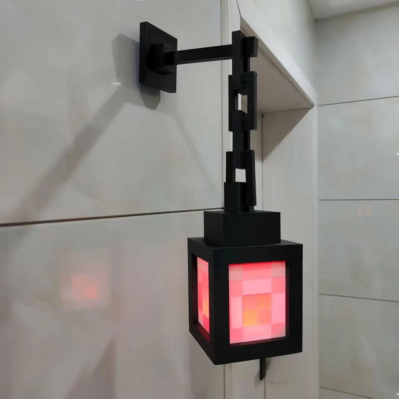 ضوء ليلي من Pixel Lantern - جهاز تحكم عن بعد RGB بـ 16 لونًا، تصميم قابل لإعادة الشحن عبر USB، مثالي لغرفة النوم، جدار غرفة الألعاب أو أدوات الطاولة