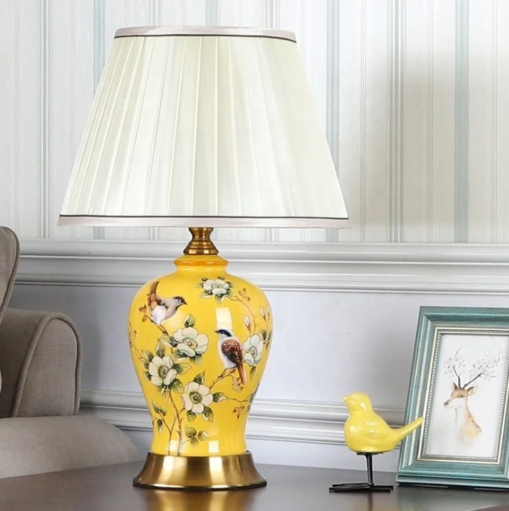 

Дети любят желтую керамическую настольную лампу с дизайном в виде птицы в стиле аниме.