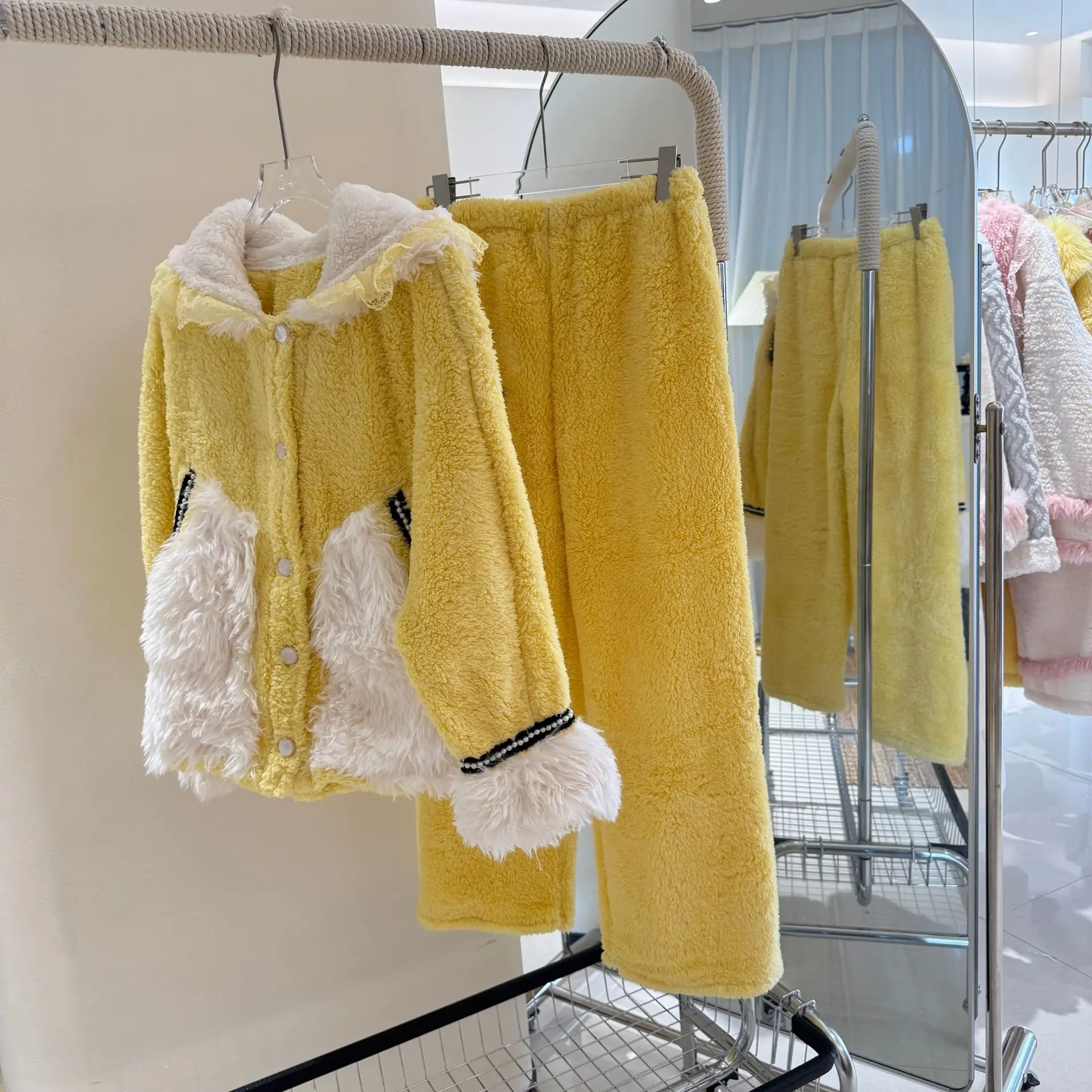 بيجامات نسائية من الفلانيل مكونة من ثلاث قطع للخريف والشتاء على الطراز الفرنسي الحلو ملابس منزلية من الدانتيل بدلة بيجامات ملابس غير رسمية