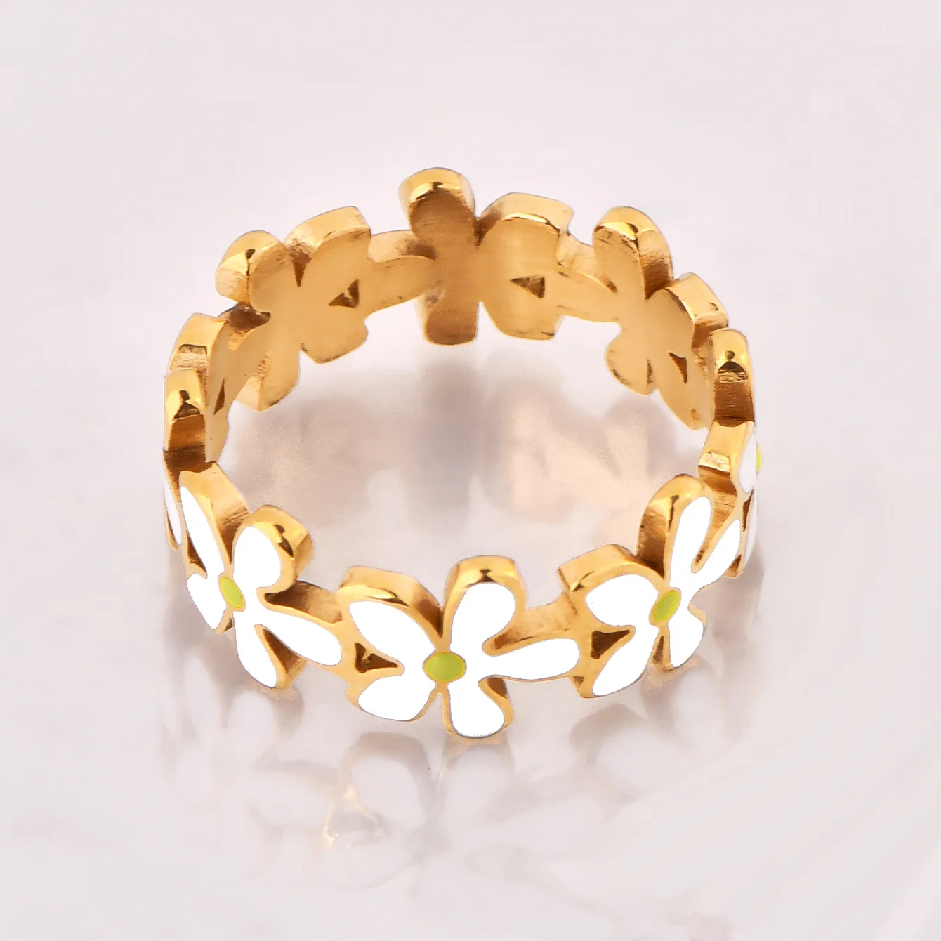 Popular Zou Chrysanthemum Flower White Enamel Titanium Steel Vacuum Furnace Electroplated 18K Gold Non-Fading Women's Ring Wholesale