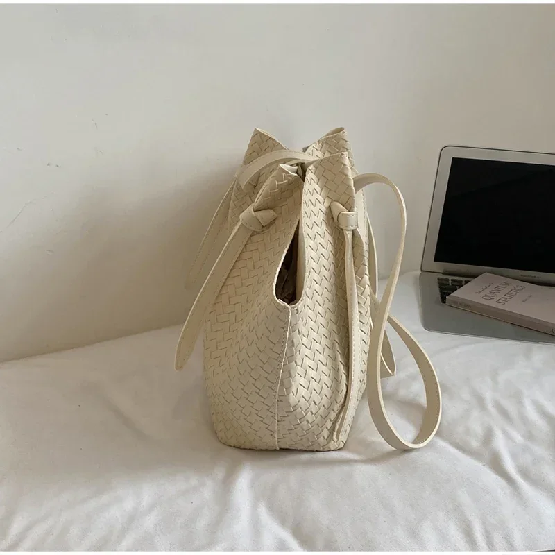 Strohgewebte Tragetasche im Wing-Stil, Designer-Umhängetasche für den Arbeitsweg, koreanische Sommer-Nischen-Handtasche mit großem Fassungsvermögen für Damen – Detail 4