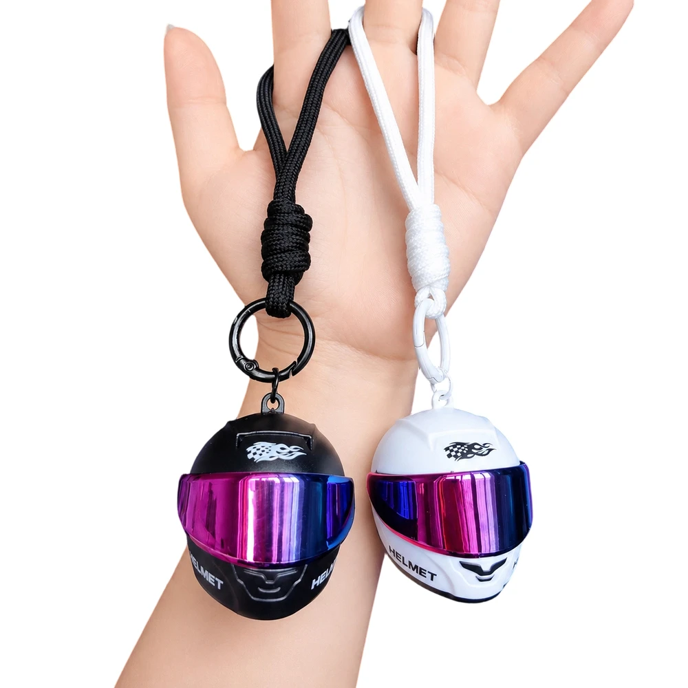 Llavero de casco colorido y genial con visera abatible para llaves de motocicleta, mochila, bicicleta, material ABS decorativo