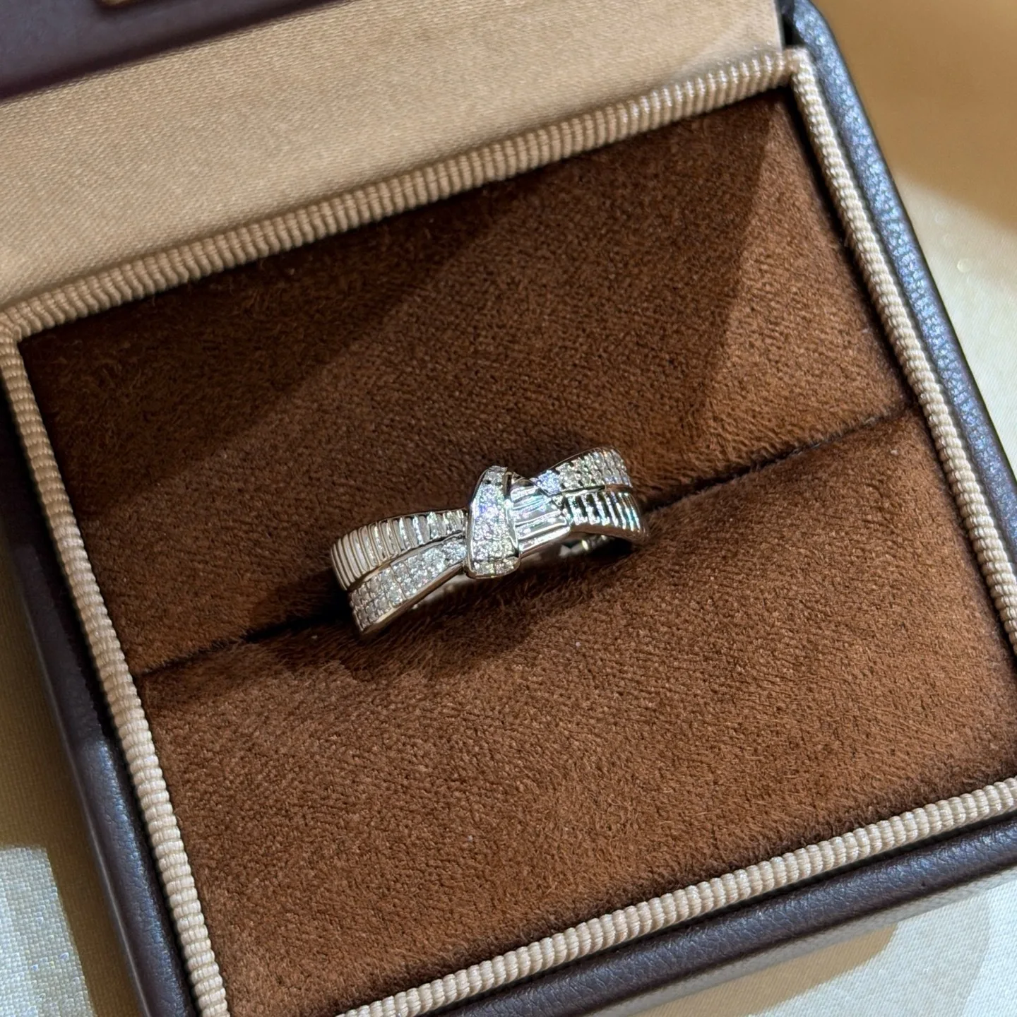 anillo-de-plata-de-ley-925-de-diseno-moderno-para-mujer-con-nudo-cruzado-incrustaciones-de-diamantes-tipo-baguette-y-bano-de-rodio-ideal-como-regalo-de-boda-joya-fina-de-lujo