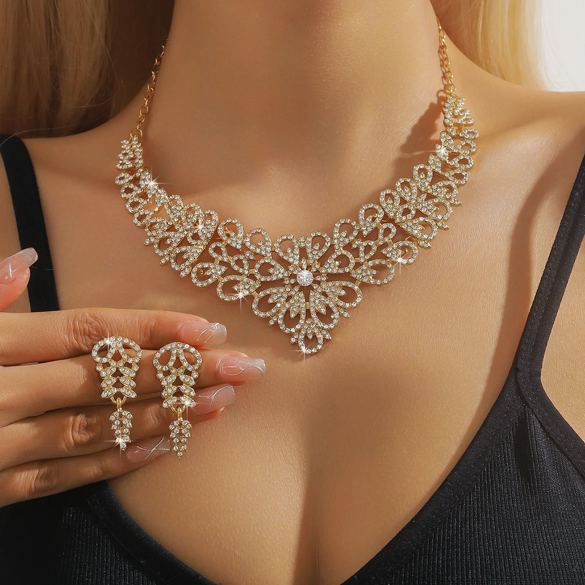 

Court fashion - European retro style - Hollowed-out crystal and gemstone necklace and earrings set