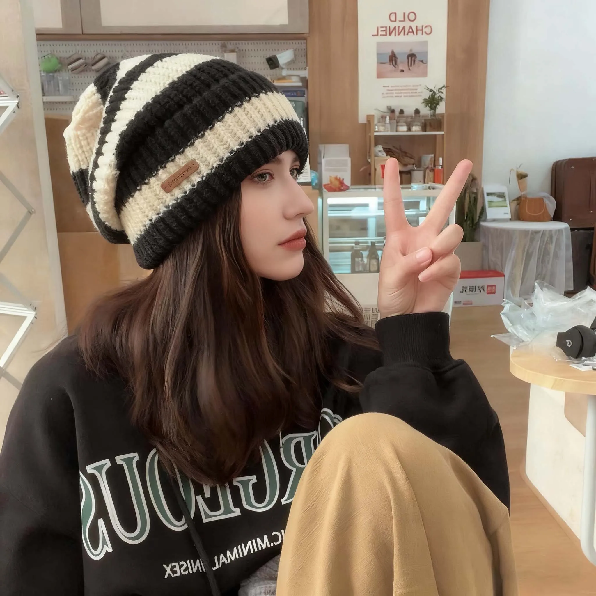 قبعة صغيرة محبوكة مخططة للنساء قابلة للتمدد وناعمة ودافئة للشتاء للاستخدام في الهواء الطلق