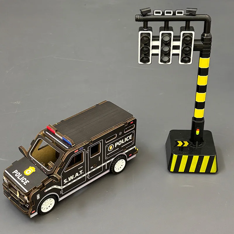 Auto della polizia con blocchi in legno, serie di auto della polizia urbane. Auto della polizia marroni, ornamenti da scrivania, oggetti da collezione. Regali di compleanno