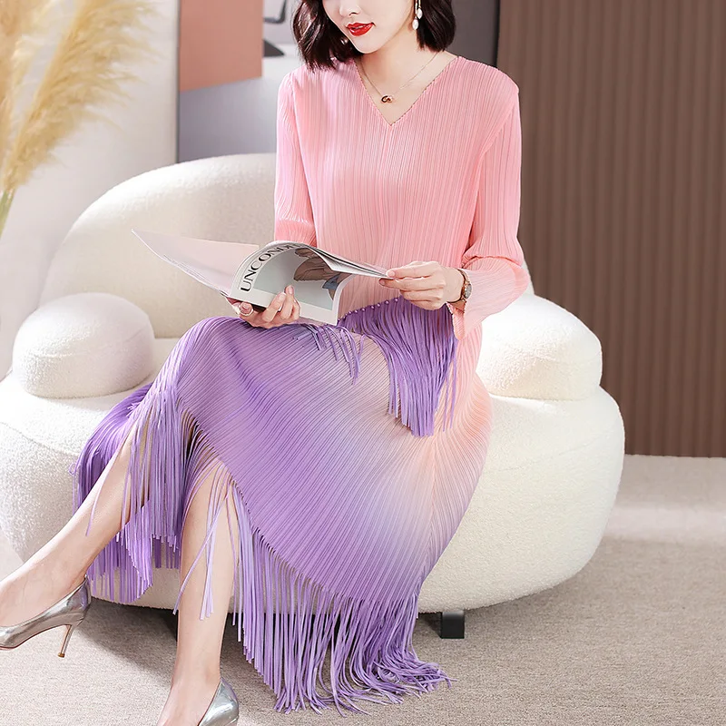 

Mother's Clothing Design Contrast Color Beaded V-neck Dress 2023 Spring New Miyake Pleated Temperament VintageTassel Dress Women