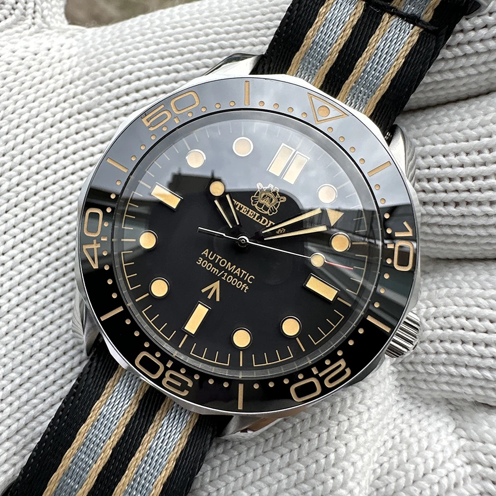 STEELDIVE Men Diver Watch Military Automatic Watch 300m Waterproof Mechanical Wristwatch C3 Luminous Sapphire NH35 Ceramic Bezel